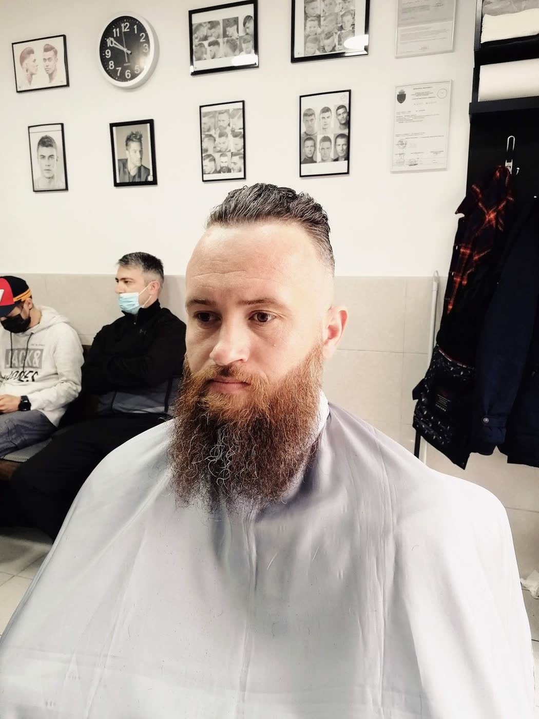 Barbă lungă și plină, păr pieptănat pe spate