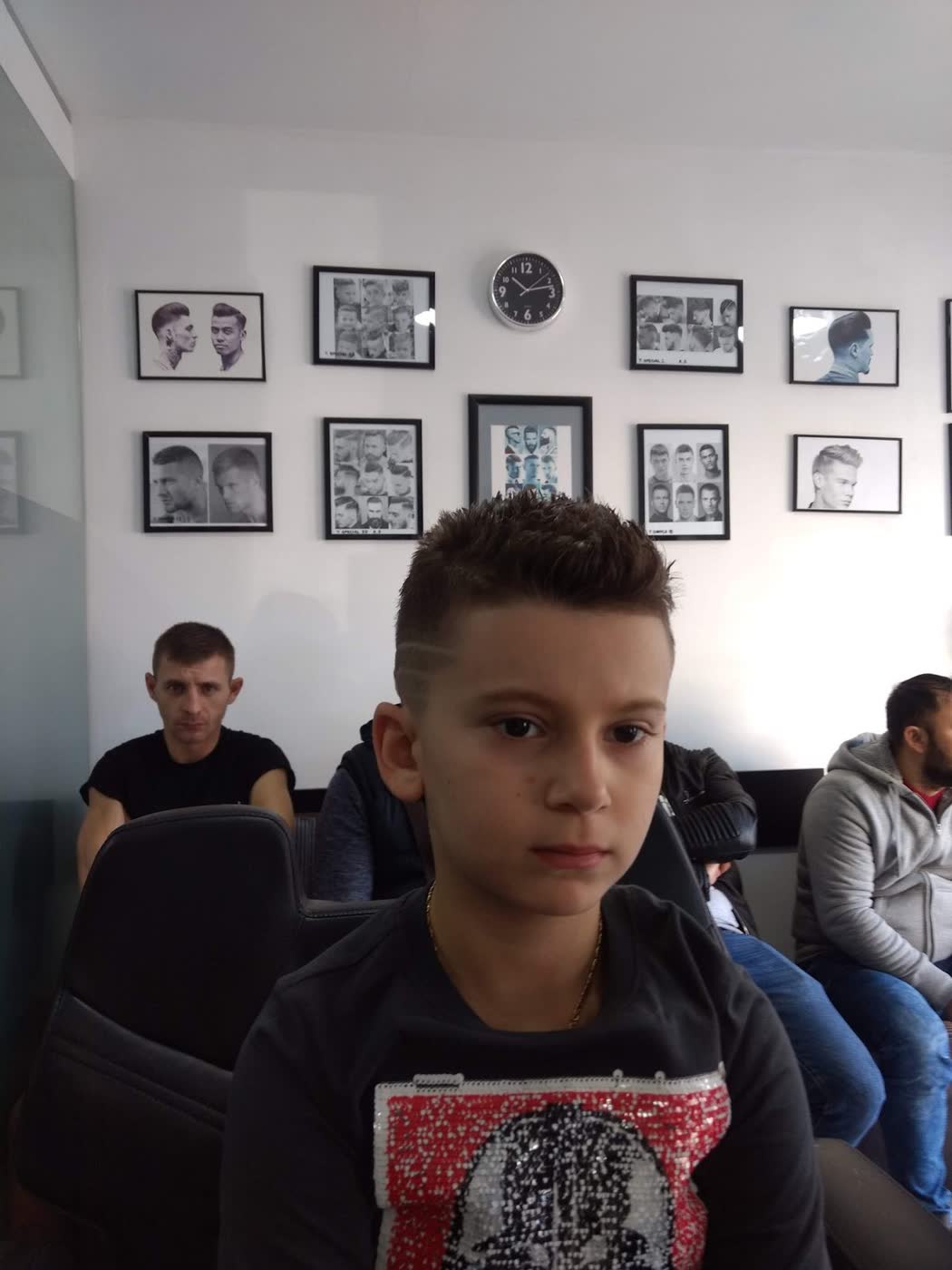 Băiat în scaunul de frizerie, proaspăt tuns