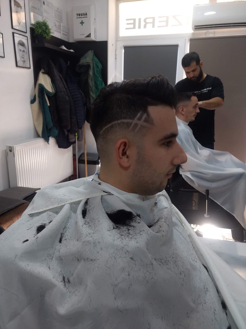 Degradé cu o linie trasă în păr